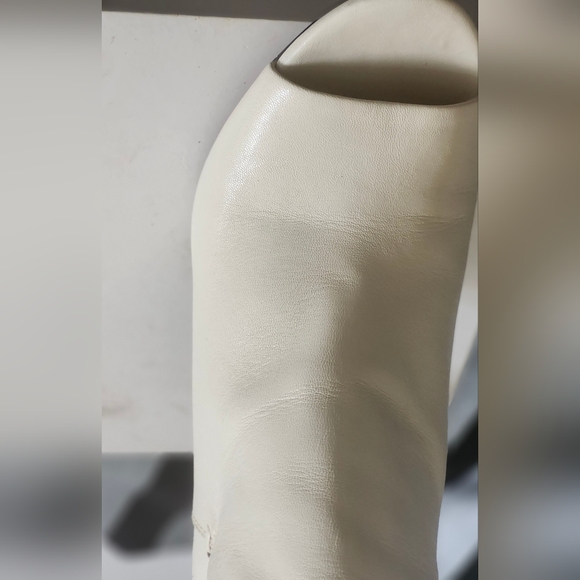 ❤️Vince Camuto White Leather Peep Toe Bootie, size 11 - Picture 9 of 9